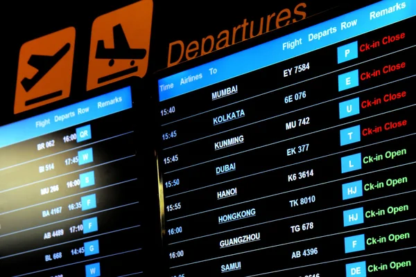 Información de vuelo del aeropuerto en una tarjeta de embarque internacional de pantalla grande — Foto de Stock