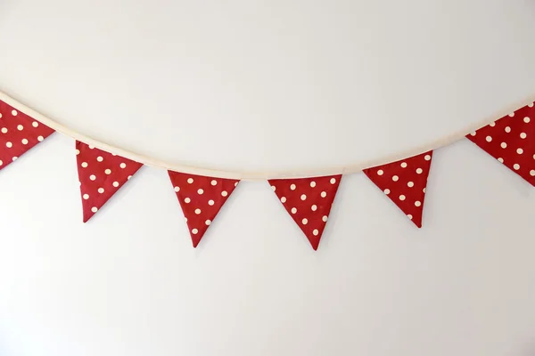 Drapeaux de fête décoration sur le mur — Photo