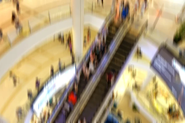 Personas en movimiento en escaleras mecánicas en el moderno centro comercial . — Foto de Stock