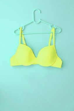 Yaz kavramı, sutyen askısı mavi. (Pop sanat tarzı)