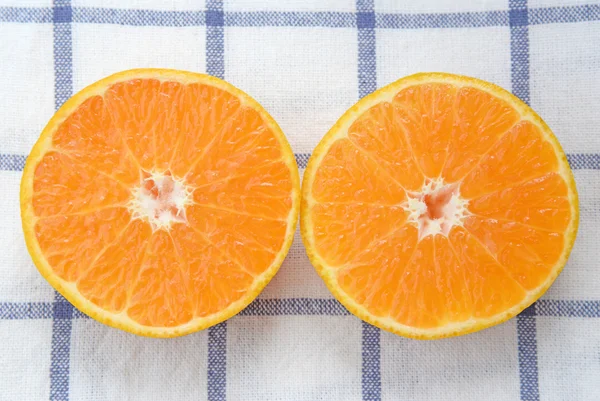 Naranjas jugosas frescas en rodajas . — Foto de Stock