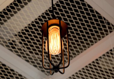 Tavanda asılı aydınlatma dekorasyon.