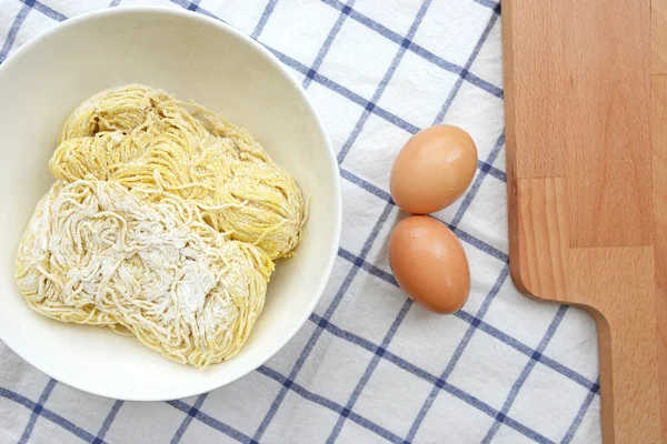 Ovo e macarrão caseiro na mesa da cozinha — Fotografia de Stock