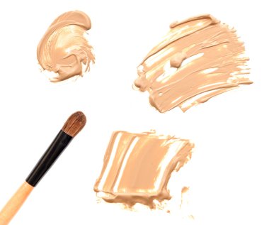 Beyaz izole Vakfı ve makyaj fırçası