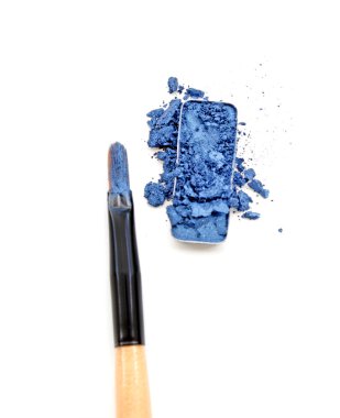 Ezilmiş mavi göz farı makyaj fırça beyaz zemin üzerine kutu