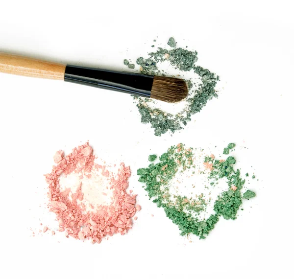 Crushed eyeshadow with brush isolated on white — Stock Photo, Image