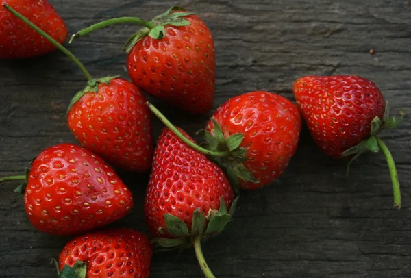 Verse aardbeien op een houten achtergrond — Stockfoto