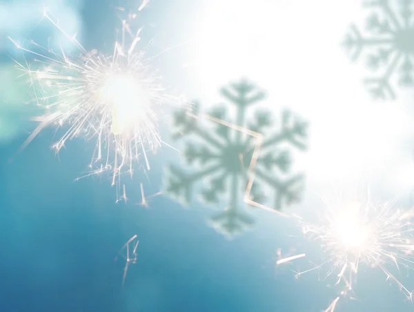 Cristal de gelo na neve em fundo desfocado — Fotografia de Stock