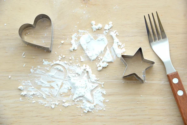 Bolo de cozimento, preparar farinha com forma de coração e estrela . — Fotografia de Stock