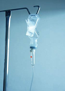 infüzyon şişe serum fizyolojik solüsyonu ile