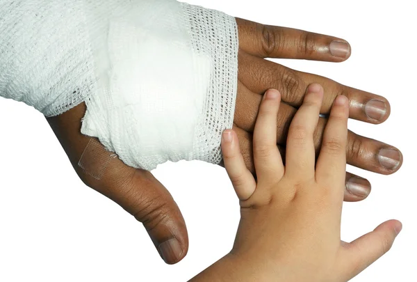 Vendaje de medicina blanca en la mano lesionada sobre fondo blanco — Foto de Stock