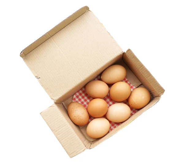 Kağıt kutusu içinde yumurta beyaz zemin üzerine izole et. — Stok fotoğraf