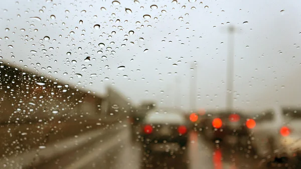 Conduire sous la pluie — Photo