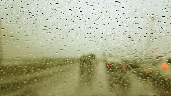 Körning i regn — Stockfoto