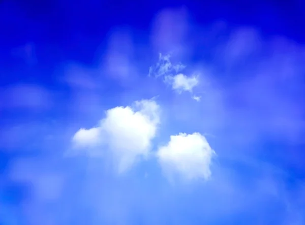 White fluffy clouds in the blue sky — Stock Photo, Image