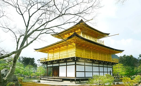 Kinkakuji Temple (den gyllene paviljongen) berömda place i Kyoto, Japan — Stockfoto
