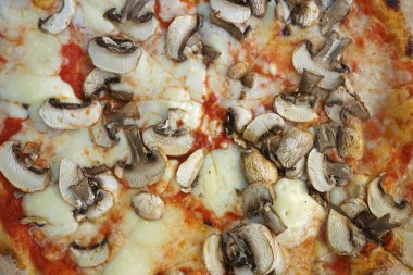 Pizza kapatmak yukarıya mantar ile