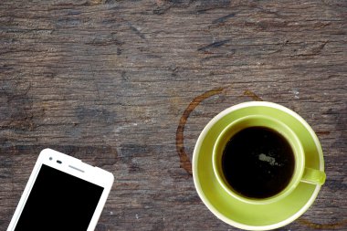 cep telefonu ve kahve fincanı ofis ahşap tablo