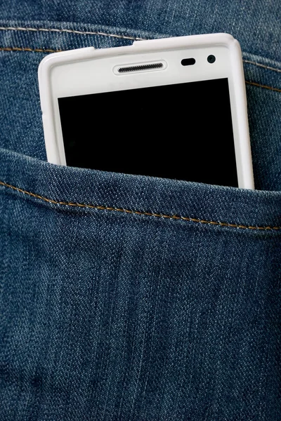 Primer plano del teléfono inteligente en jeans de bolsillo — Foto de Stock