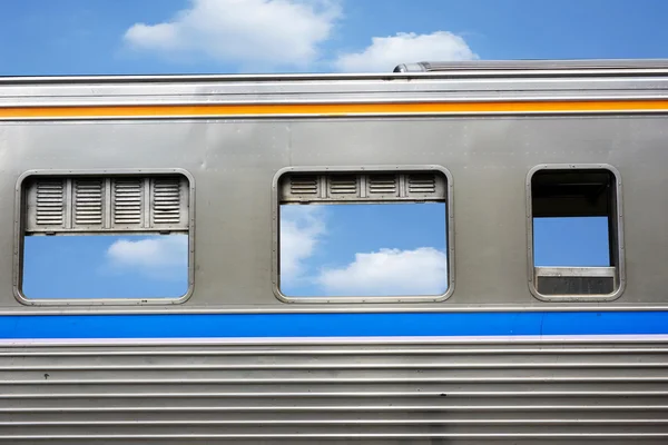 Finestra del treno con cielo blu come sfondo — Foto Stock