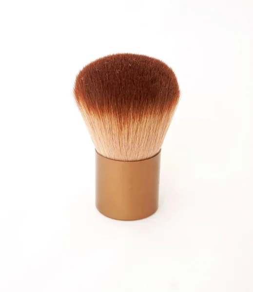 Brosse de maquillage marron isolée sur blanc — Photo