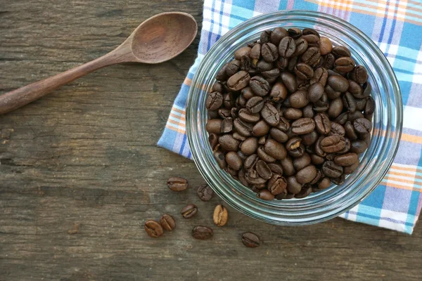 Coffee bean op houten achtergrond met tabel doek — Stockfoto