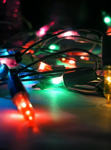 Dekorasi lampu Natal pada latar belakang gelap — Stok Foto