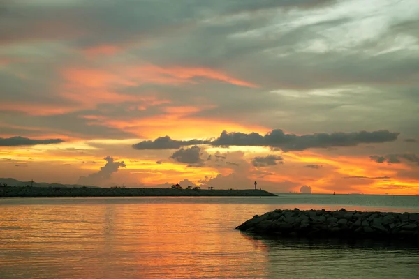 Panorámica dramática puesta de sol tropical cielo y mar — Foto de Stock