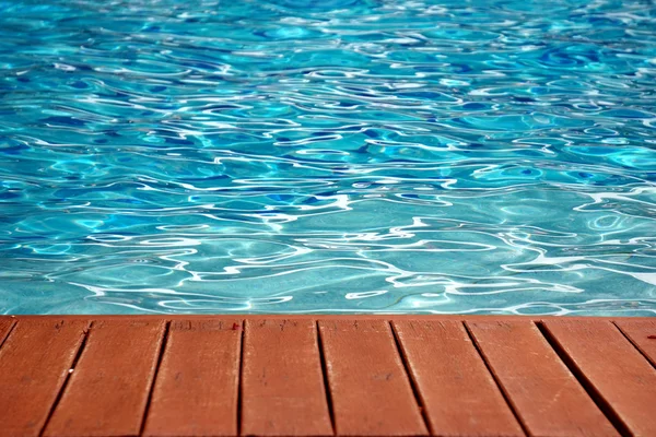 Piscina azul com pisos de madeira listras férias de verão — Fotografia de Stock