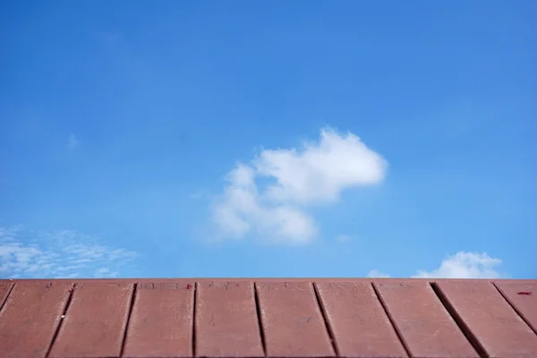 Träbord och blå himmel — Stockfoto
