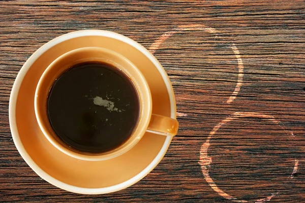 Tasse schwarzen Kaffee auf Grunge-Holz Hintergrund — Stockfoto