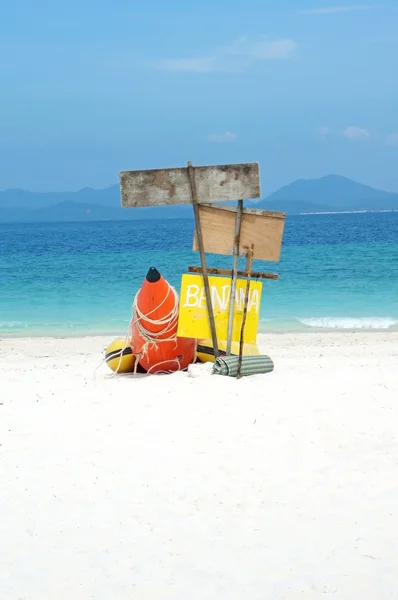 Banana barca sulla spiaggia in affitto. (con cartello in legno ) — Foto Stock