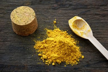 Ahşap arka plan üzerinde zerdeçal tozu