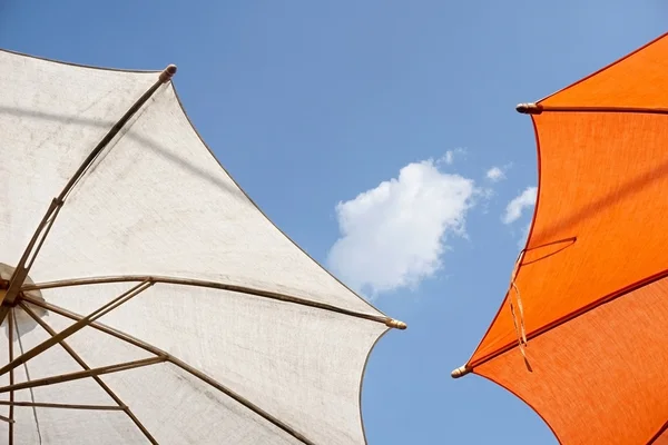 Цветные зонтики от солнца в солнечный летний день — стоковое фото