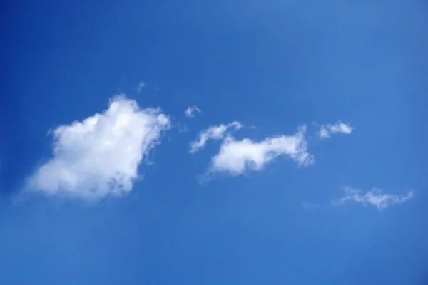 Nube pequeña en el cielo azul —  Fotos de Stock