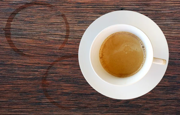 Vista dall'alto di una tazza di caffè su un tavolo di legno — Foto Stock