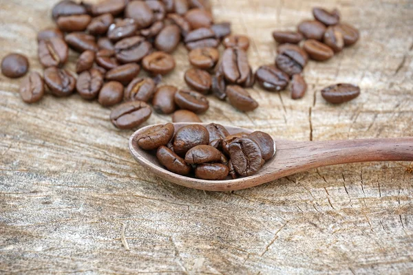 Koffie bonen in een oude houten lepel — Stockfoto