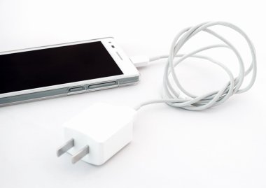 Akıllı telefon bağlamak beyaz arka plan üzerinde izole şarj cihazı ile