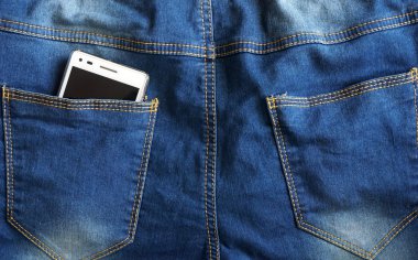 kot pantolon cebinde cep telefonu