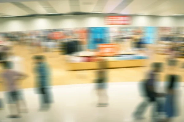 Las siluetas de la gente en el centro comercial en desenfoque movimiento — Foto de Stock