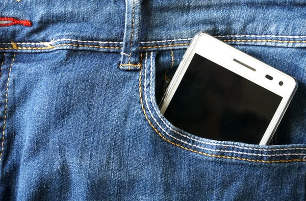 Teléfono móvil en bolsillo vaquero — Foto de Stock