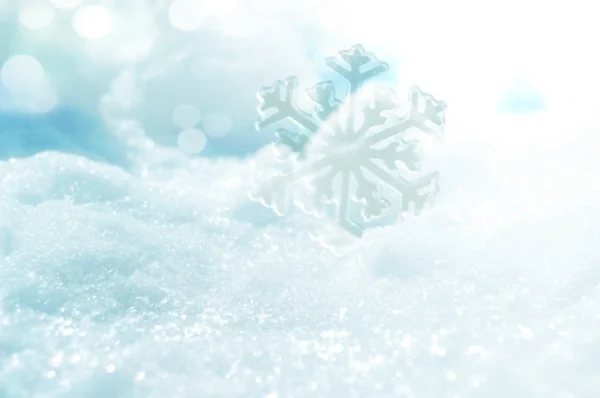 Cristal de hielo sobre nieve en fondo borroso —  Fotos de Stock