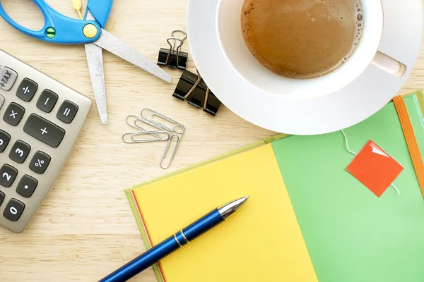コーヒー カップ、用品とオフィスのテーブル — ストック写真