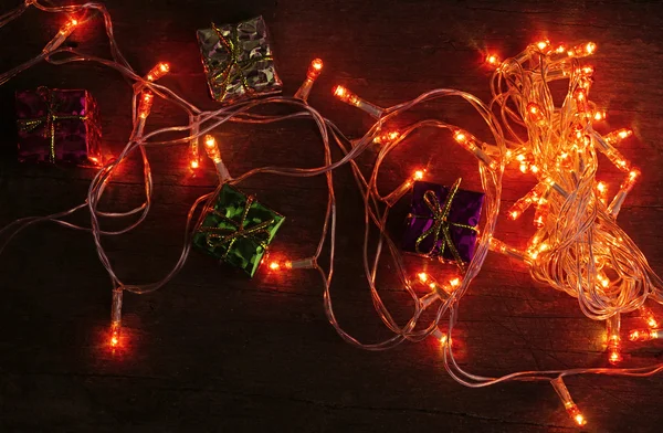 Set Weihnachtsgeschenkboxen mit Licht auf Holz. — Stockfoto