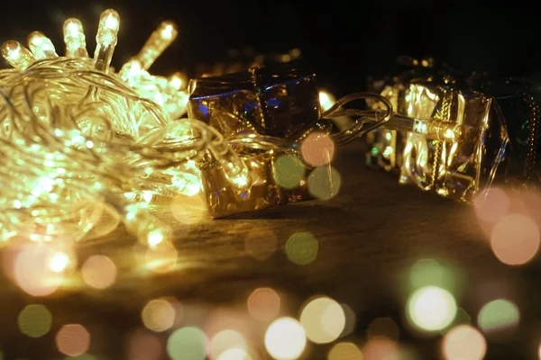 Set Weihnachtsgeschenkboxen mit Licht auf Holz. — Stockfoto