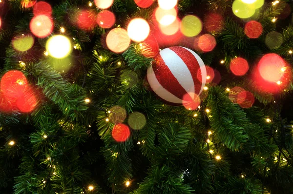 Christmas ball på jul bakgrund — Stockfoto