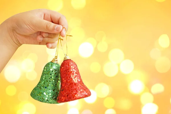 Kind houden gouden kerstboom decoraties op lichten achtergrond — Stockfoto