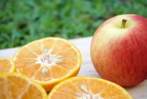 Manzanas, naranjas y limones sobre fondo de mesa de madera blanca — Foto de Stock