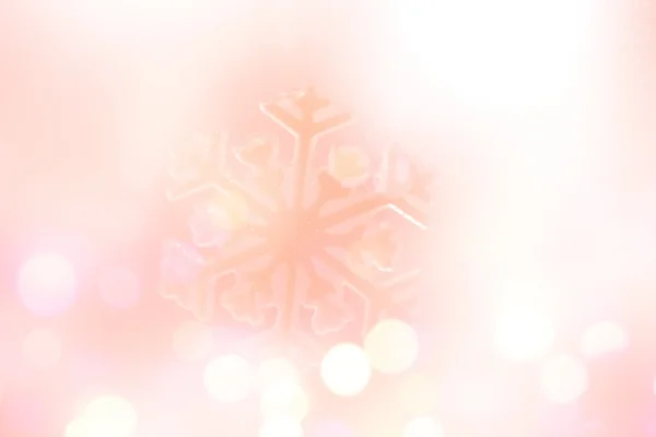 冬休み雪のフレーク、背景ピンクのボケ味. — ストック写真