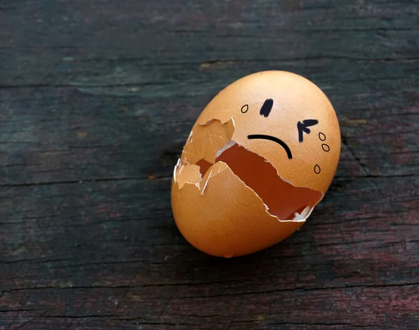 Emotie op eierschaal op houten tafel — Stockfoto